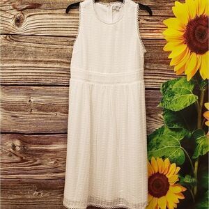 Q & A Maternity White embroidered Dress 👗